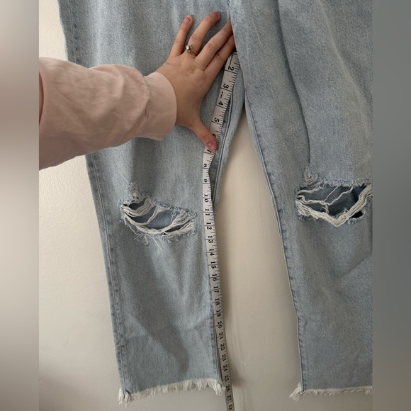 Altar'd State NWT Boyfriend Jeans Size 31 (12) Light Blue Denim Wash Distressed - Picture 10 of 10